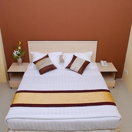 Hotel 72 Янгон Экстерьер фото
