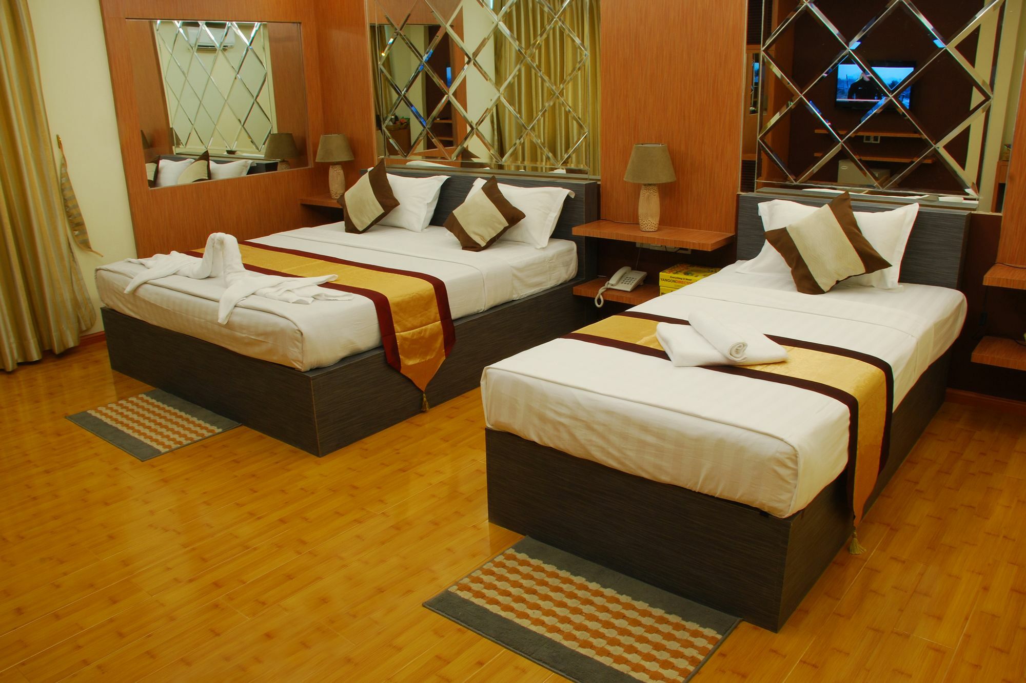 Hotel 72 Янгон Экстерьер фото