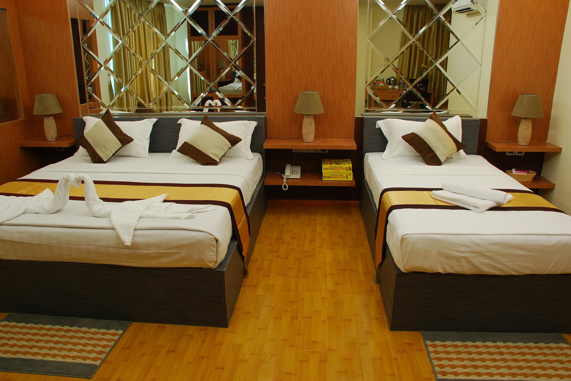 Hotel 72 Янгон Экстерьер фото