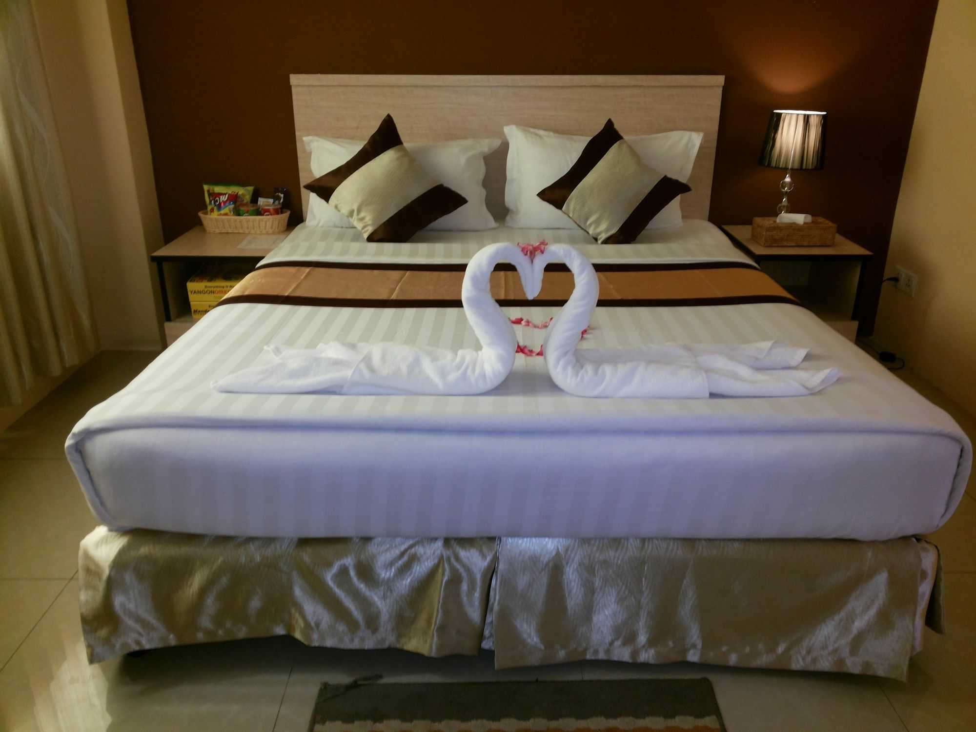 Hotel 72 Янгон Экстерьер фото