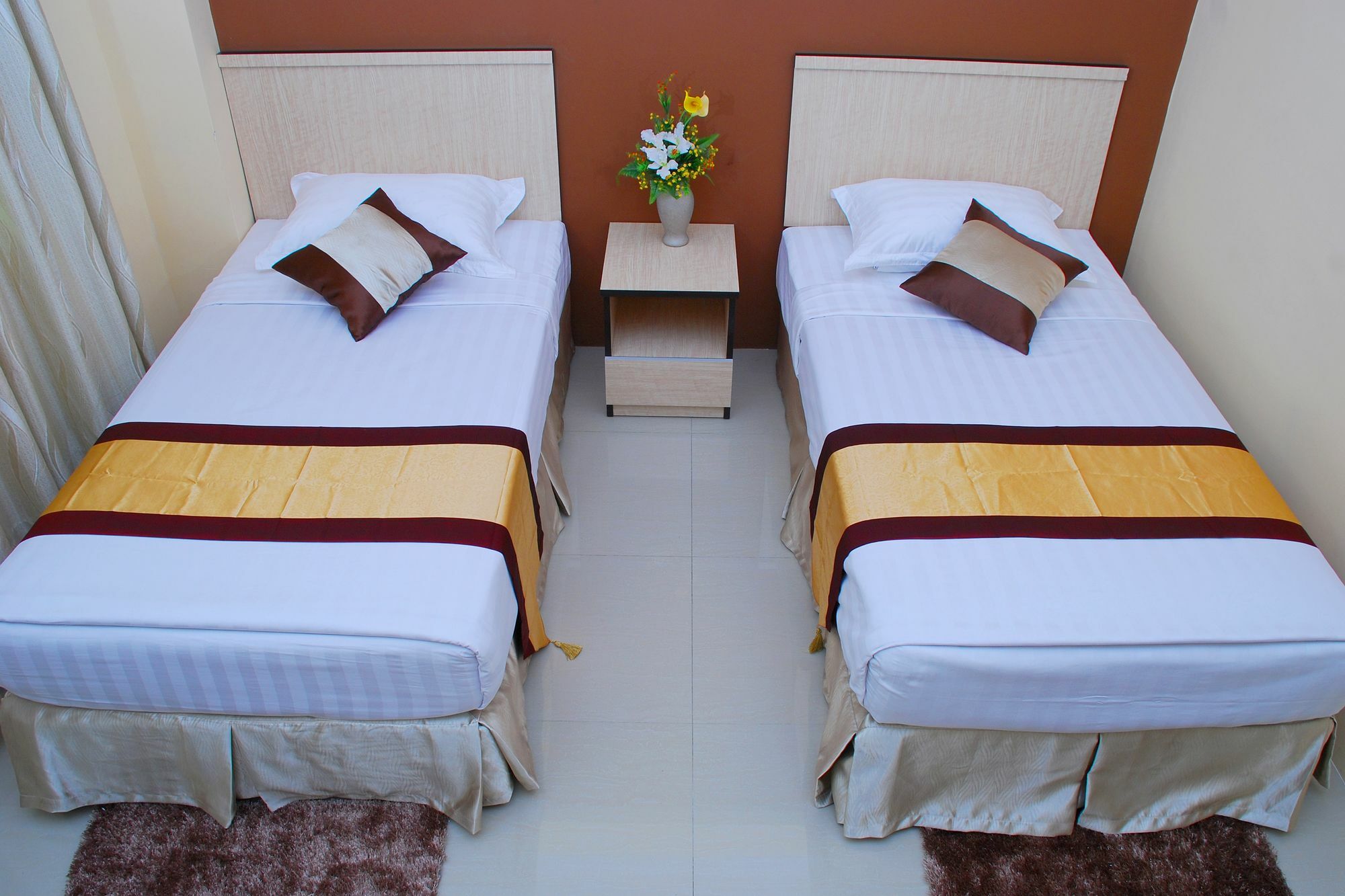 Hotel 72 Янгон Экстерьер фото