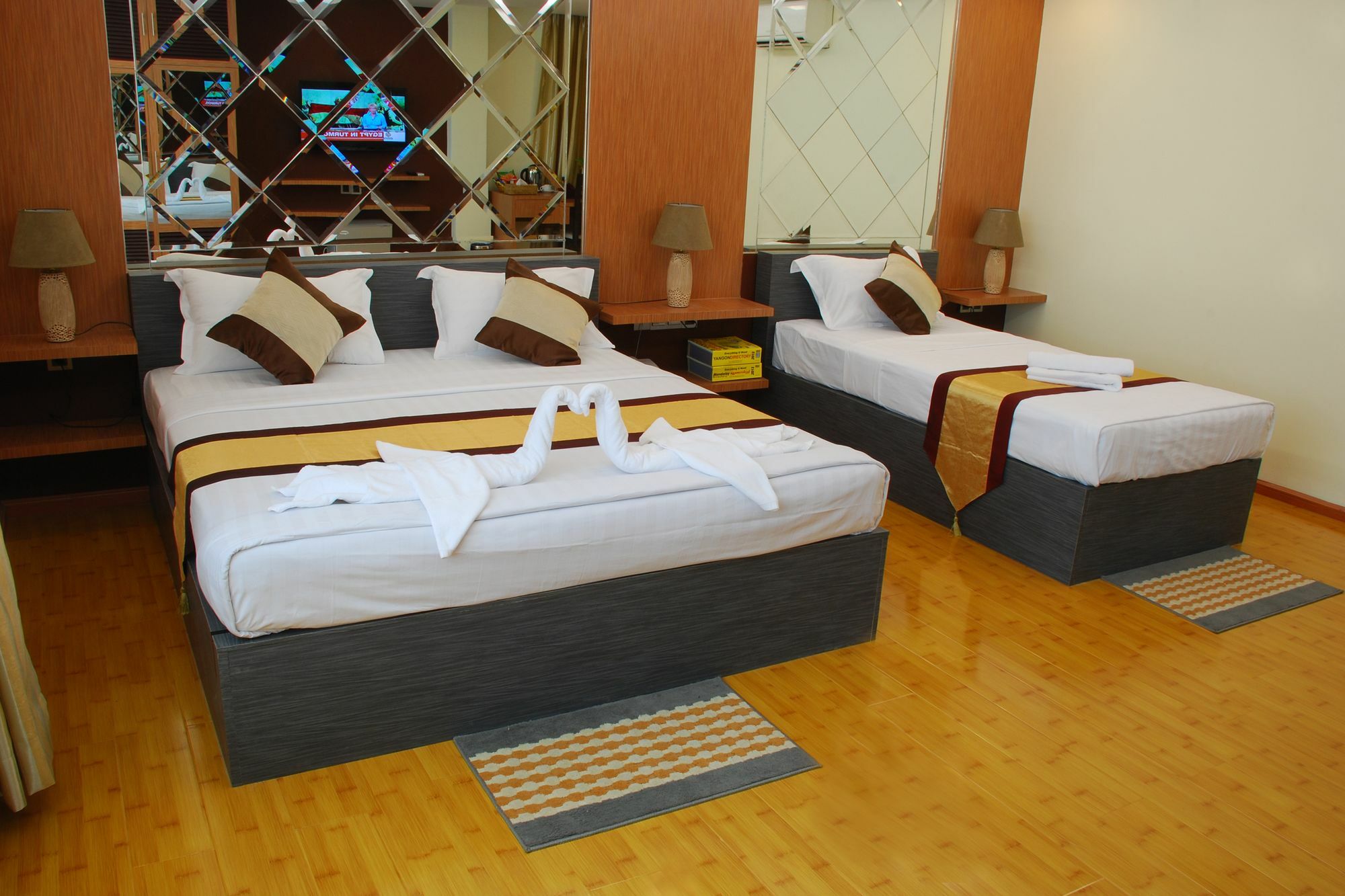Hotel 72 Янгон Экстерьер фото