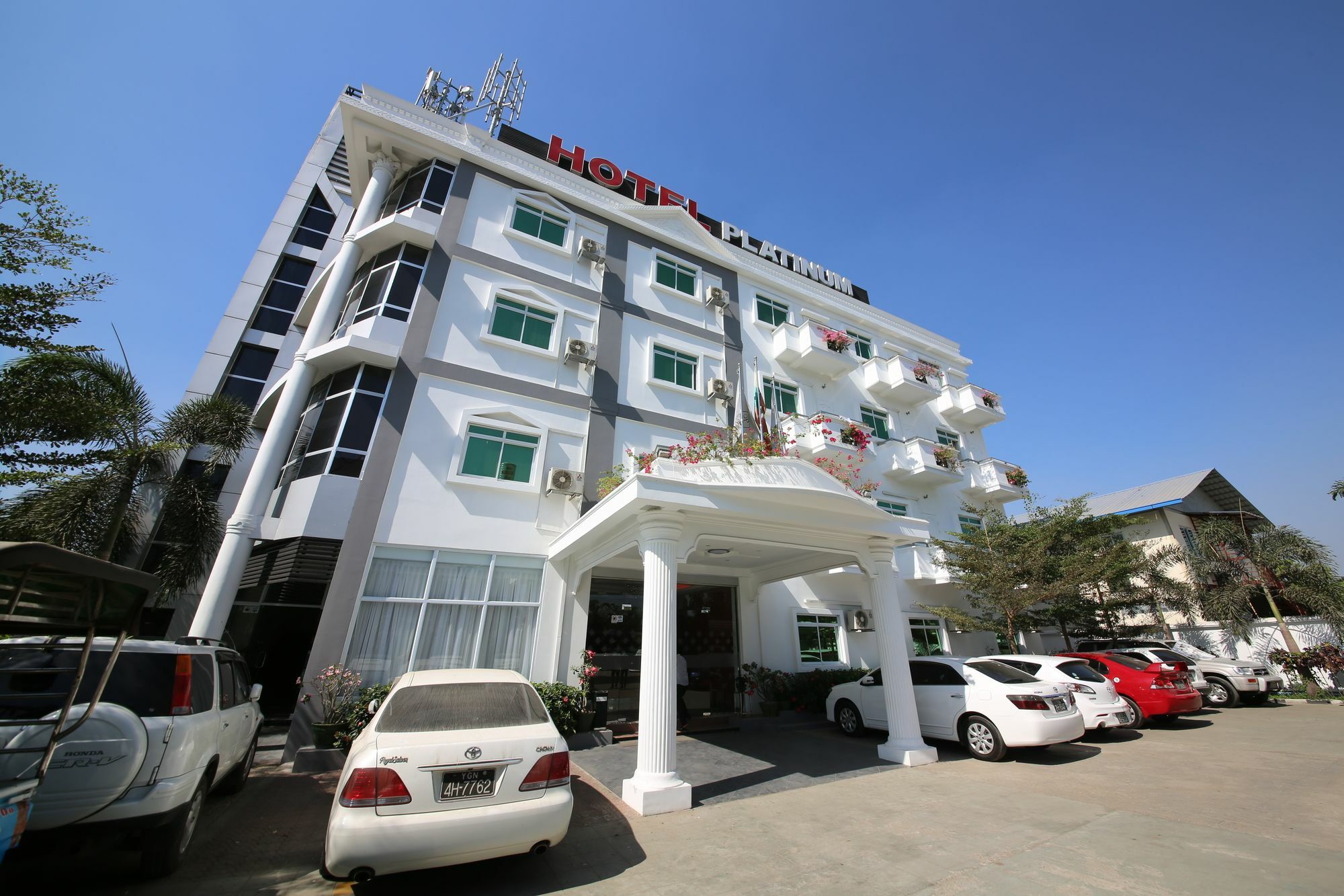 Hotel 72 Янгон Экстерьер фото