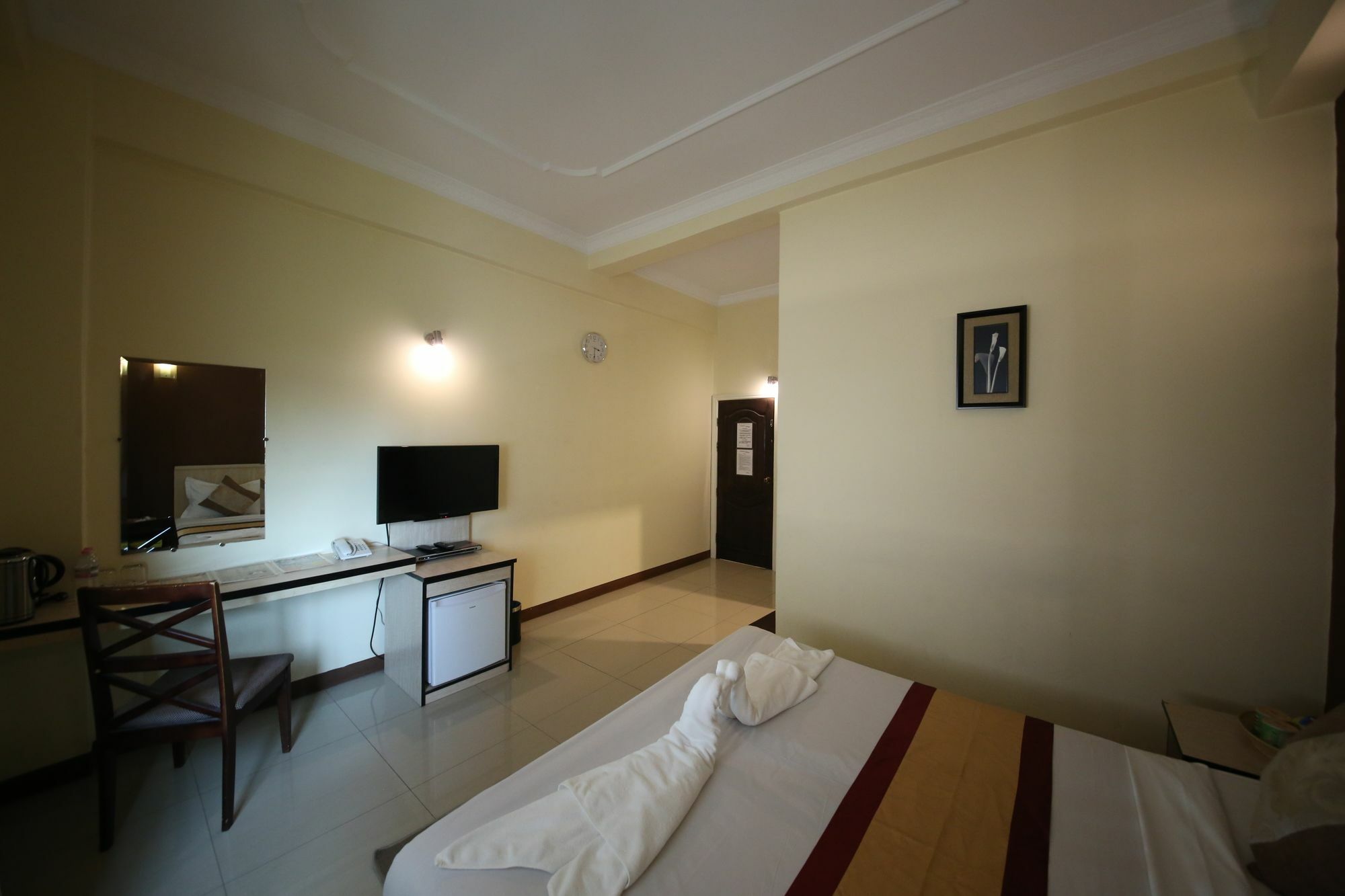 Hotel 72 Янгон Экстерьер фото